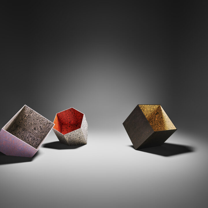 Γλυπτική σύνθεση με τρισδιάστατους γεωμετρικούς όγκους επενδυμένους με καπλαμάδες ALPI Sottsass Dark Brown και άλλες υφές.