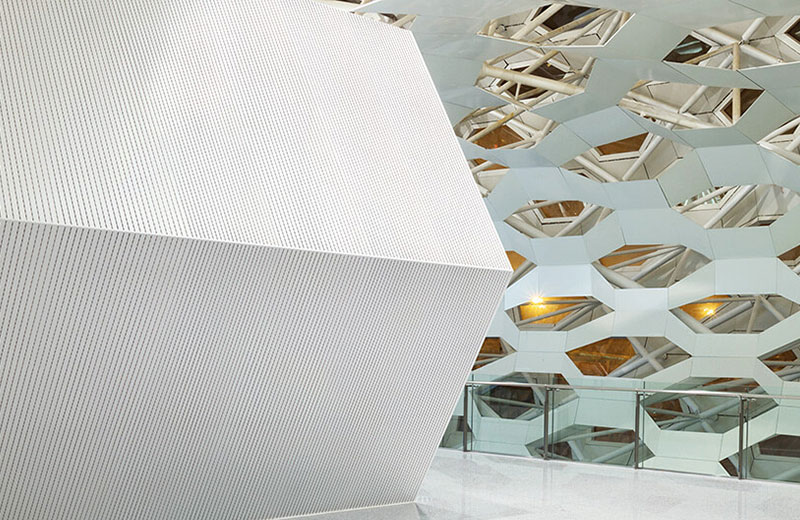 Richter Acoustic-CompactPanel με γεωμετρικό σχεδιασμό σε αρχιτεκτονικό χώρο