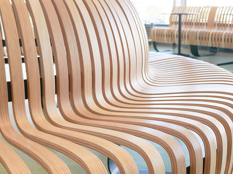Ξύλινα καθίσματα με οργανική καμπύλη μορφή – προστατευμένα με Rubio Monocoat για ματ αισθητικό αποτέλεσμα.