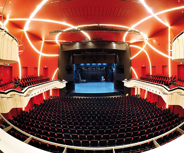 Θέατρο με ηχοαπορροφητικά πάνελ Acoustic-Lightboard® της Richter στην οροφή